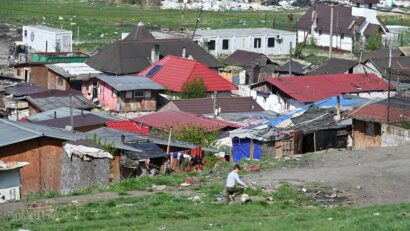 Continuă relocarea comunităților din Pata Rât