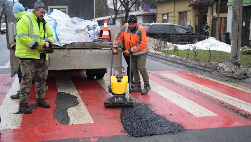 A început asfaltarea străzilor