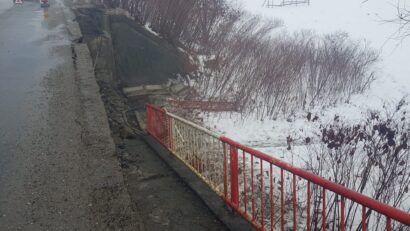 Grinda podului peste râul Vișeu a cedat. Circulația pe DJ 188 este închisă