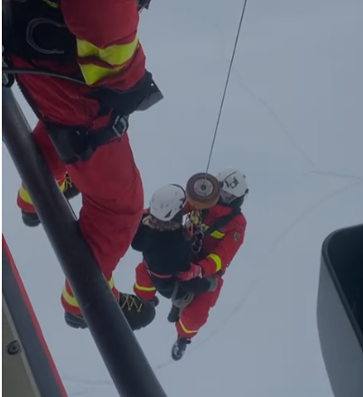 Ucrainean salvat din munți cu elicopterul