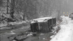 TIR răsturnat în albia râului Sălăuța, între Romuli și Fiad