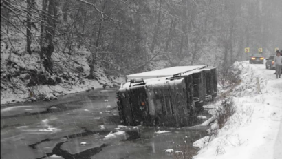 TIR răsturnat în albia râului Sălăuța, între Romuli și Fiad