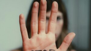 Femicidul și violența împotriva femeilor, acum reglementate și în România