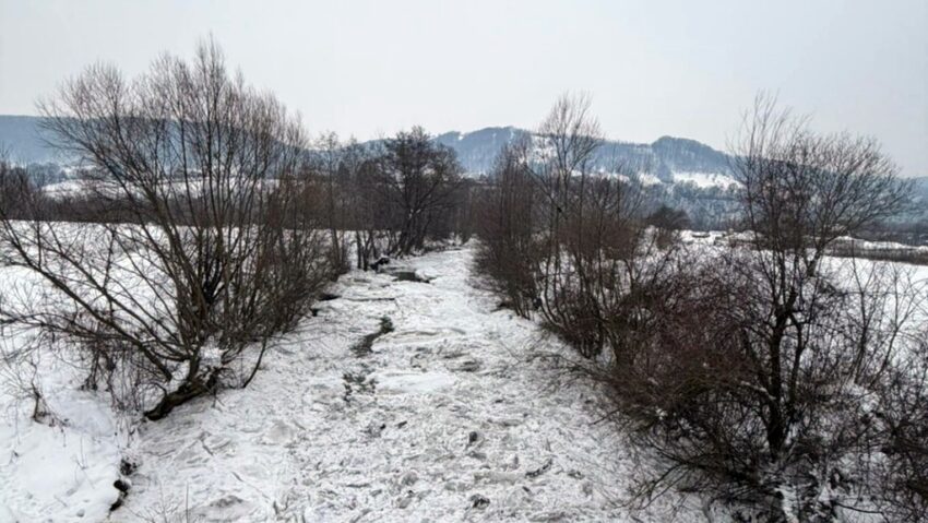 Zăpor de aproape un kilometru format pe râul Rebra