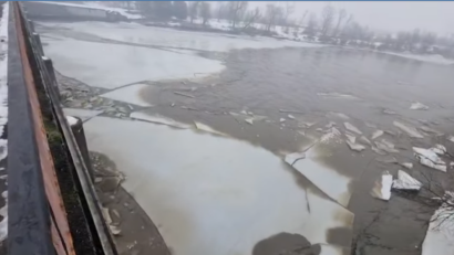 De pe râul Rebra un zăpor de jumătate de km s-a desprins și a pornit spre Cluj