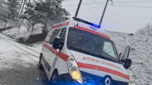 Bărbat preluat de medici după ce a căzut într-o fostă carieră de piatră