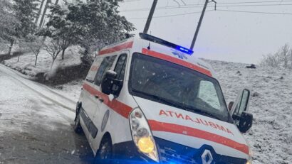 Bărbat preluat de medici după ce a căzut într-o fostă carieră de piatră