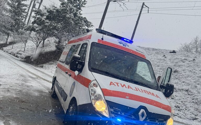 Bărbat preluat de medici după ce a căzut într-o fostă carieră de piatră