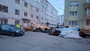Mai multe autoturisme au fost avariate de un acoperiș smuls de vânt