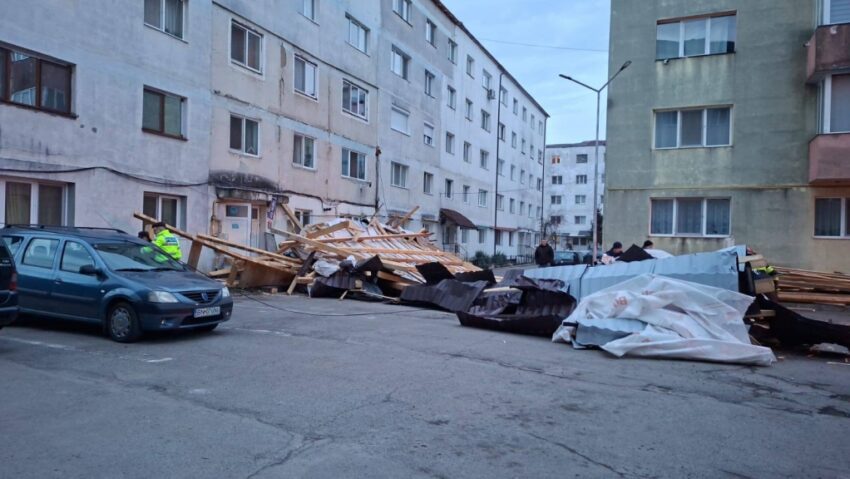 Mai multe autoturisme au fost avariate de un acoperiș smuls de vânt