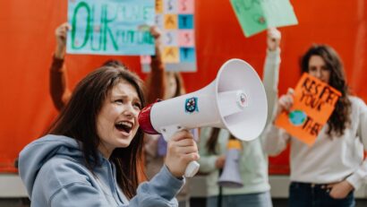 Românii au mai multă încredere în ONG-uri decât în partide, dar opiniile devin tot mai polarizate