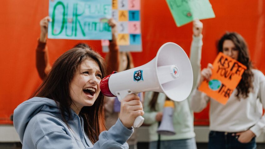 Românii au mai multă încredere în ONG-uri decât în partide, dar opiniile devin tot mai polarizate