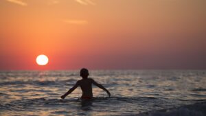 A înotat patru ore în ocean pentru a-și salva mama și frații