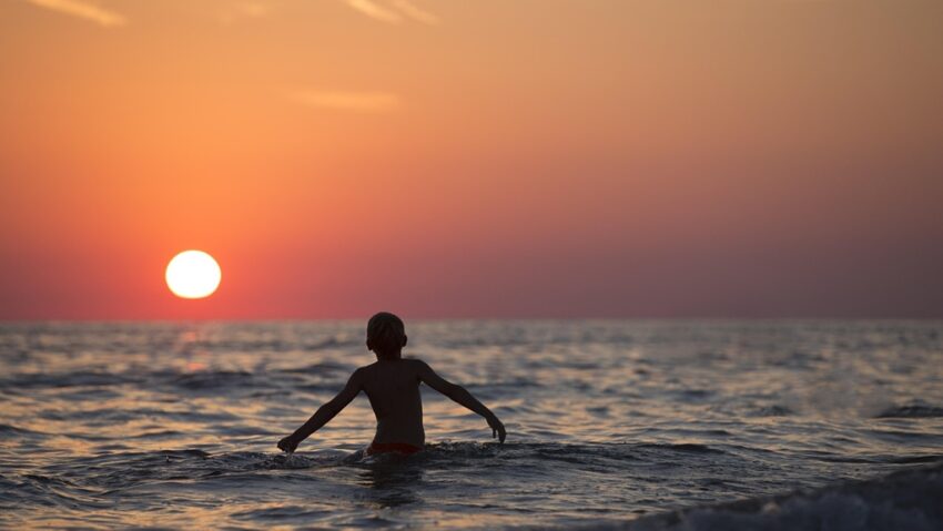 A înotat patru ore în ocean pentru a-și salva mama și frații