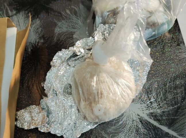 Două persoane arestate preventiv pentru trafic de droguri