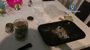 Trei tineri, dintre care doi sunt soldați, arestați preventiv pentru trafic de droguri