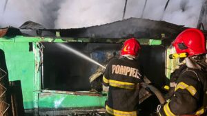 O casă de locuit a luat foc. Intervenția pompierilor a durat peste 4 ore