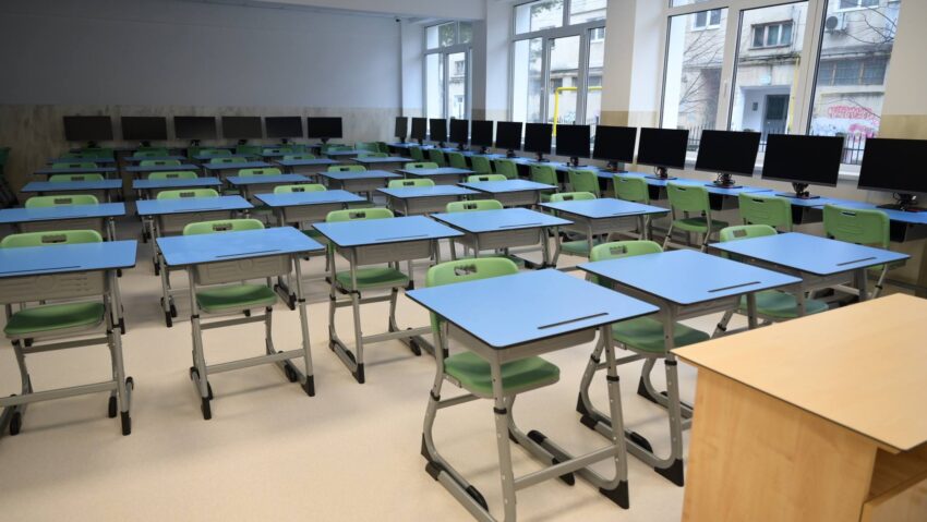 Elevii de la Liceul „Emil Racoviță” Baia Mare revin la cursuri în clădirea modernizată