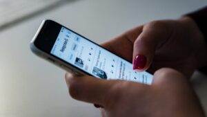 Comisia Europeană susține că platforma chineză Tik-Tok creează dependenţă