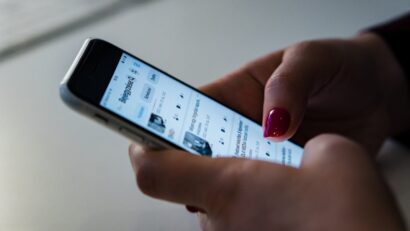 Comisia Europeană susține că platforma chineză Tik-Tok creează dependenţă