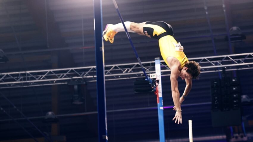 Record mondial la săritura cu prăjina