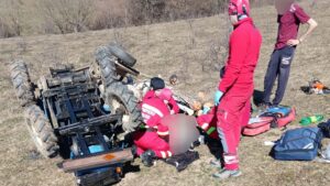 Bărbat rănit după ce tractorul pe care îl conducea s-a răsturnat