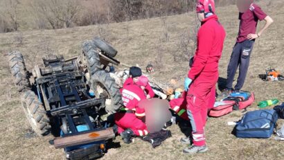 Bărbat rănit după ce tractorul pe care îl conducea s-a răsturnat