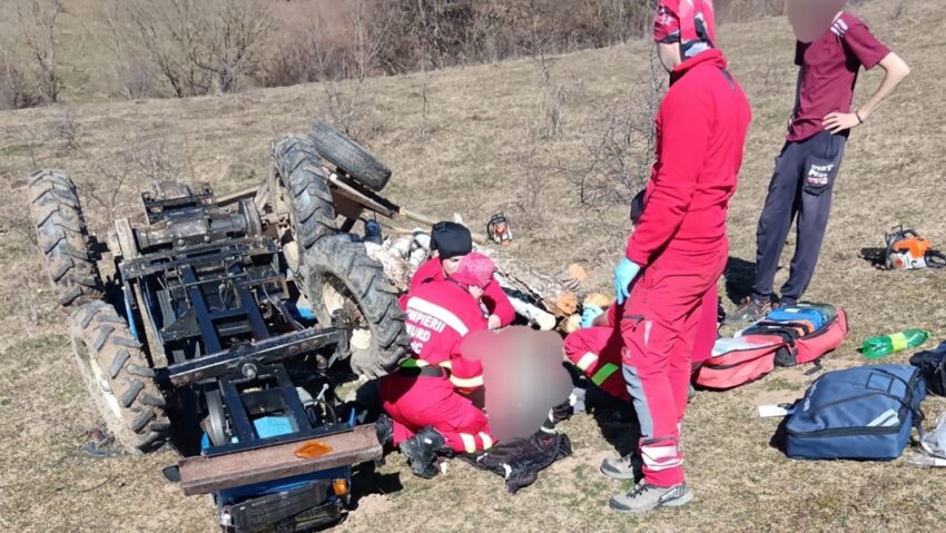 Bărbat rănit după ce tractorul pe care îl conducea s-a răsturnat