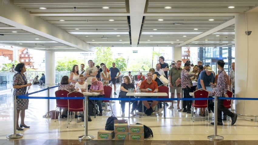 Se caută mai multe opţiuni pentru repatrierea cetăţenilor români