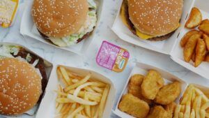 Alimentele ultra-procesate, asociate cu risc crescut de cancer digestiv