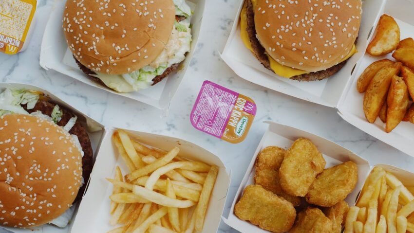 Alimentele ultra-procesate, asociate cu risc crescut de cancer digestiv