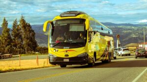 Elevă de 15 ani, căzută dintr-un autocar aflat în mers