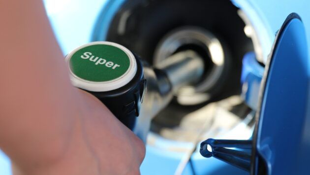 Benzina a devenit mai scumpă decât motorina