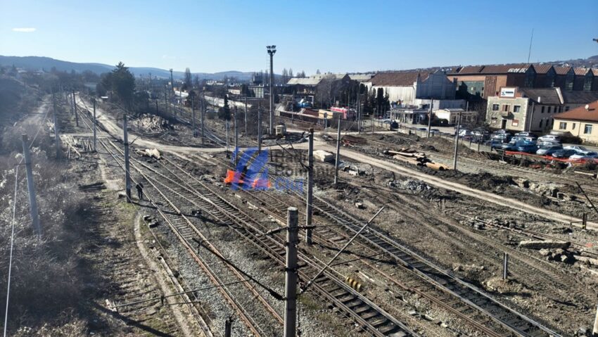 Cât mai așteptăm trenul spre Oradea?