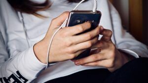 Ecranul care nu te lasă să pleci: explicația din spatele dependenței de telefon!