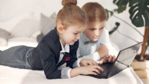 Dependenţa de ecrane explicată: ce se întâmplă în creierul copilului când îi luăm telefonul