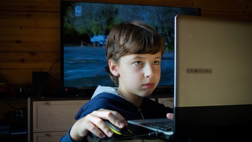 Tot mai mulți copii dependenți de ecrane: unii petrec până la 10 ore pe zi online