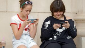 Frica de a rămâne pe dinafară: cum influențează fenomenul FOMO viața adolescenților!