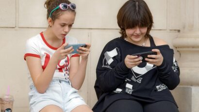 Frica de a rămâne pe dinafară: cum influențează fenomenul FOMO viața adolescenților!
