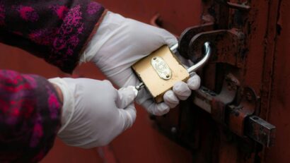 Copii ținuți izolați ani de zile într-o ”casă a groazei”!