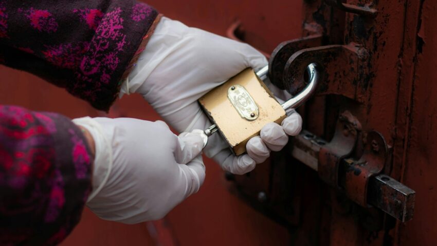 Copii ținuți izolați ani de zile într-o ”casă a groazei”!