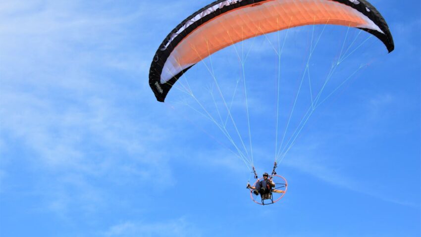 Două persoane au murit după prăbușirea unei motoparapante