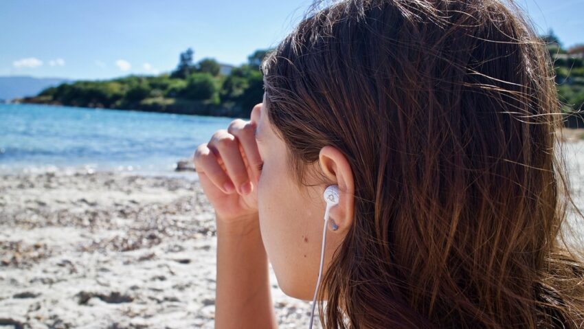 Volumul ridicat la căști dăunează auzului!