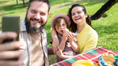 Copiii, expuşi fără voie. Avertisment pentru părinţi: imaginile postate de ei pot ajunge oriunde