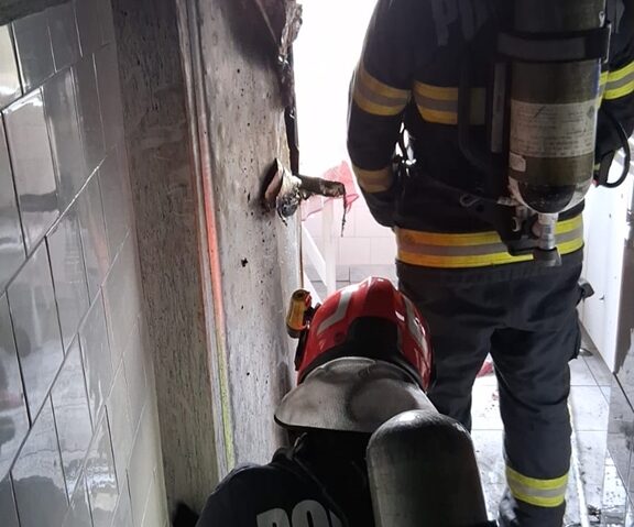 Persoane ajunse la spital după două incendii provocate de aragaze lăsate pornite