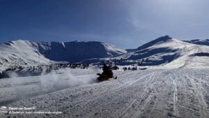 Probleme mari în Munții Rodnei. Grupuri de turiști străini intră cu snowmobilele pe trasee interzise