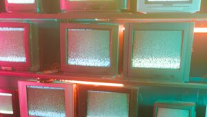 Sute de televizoare, ridicate dintr-o locuință