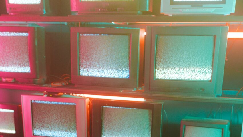 Sute de televizoare, ridicate dintr-o locuință