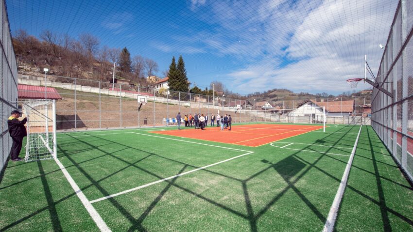 Teren nou de sport pentru elevii cu dizabilități