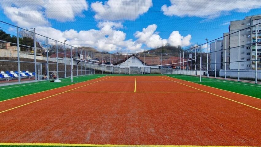 Cine va da numele terenului multifuncțional?